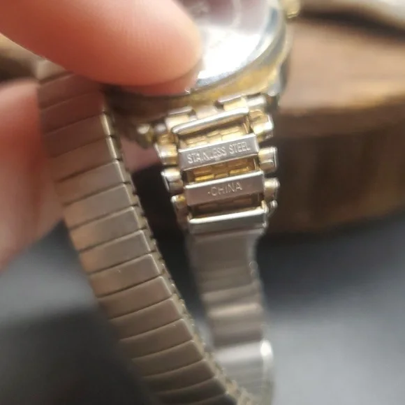 B0639‎ antique collectible watch needs batteries collectors look!